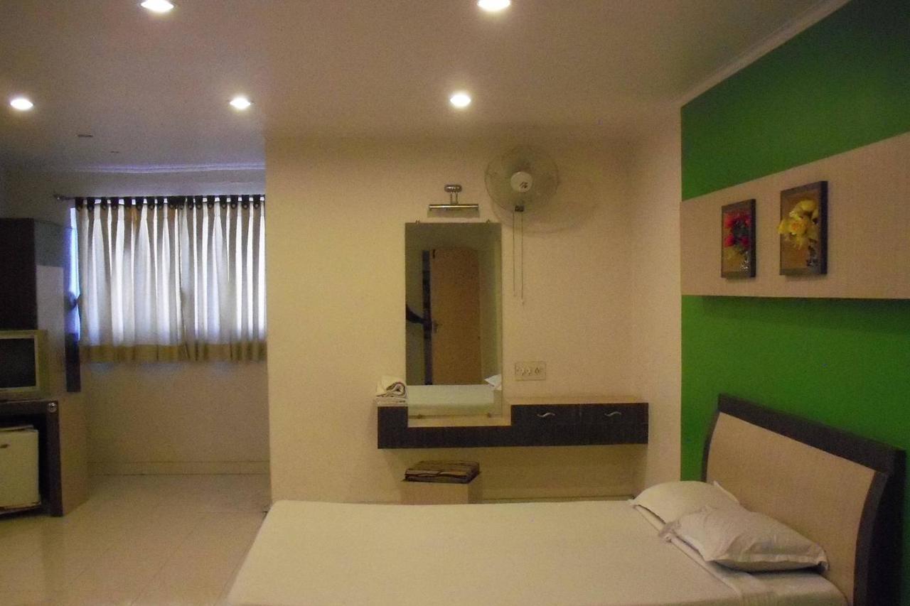 Embassy Hotel Surat Dış mekan fotoğraf