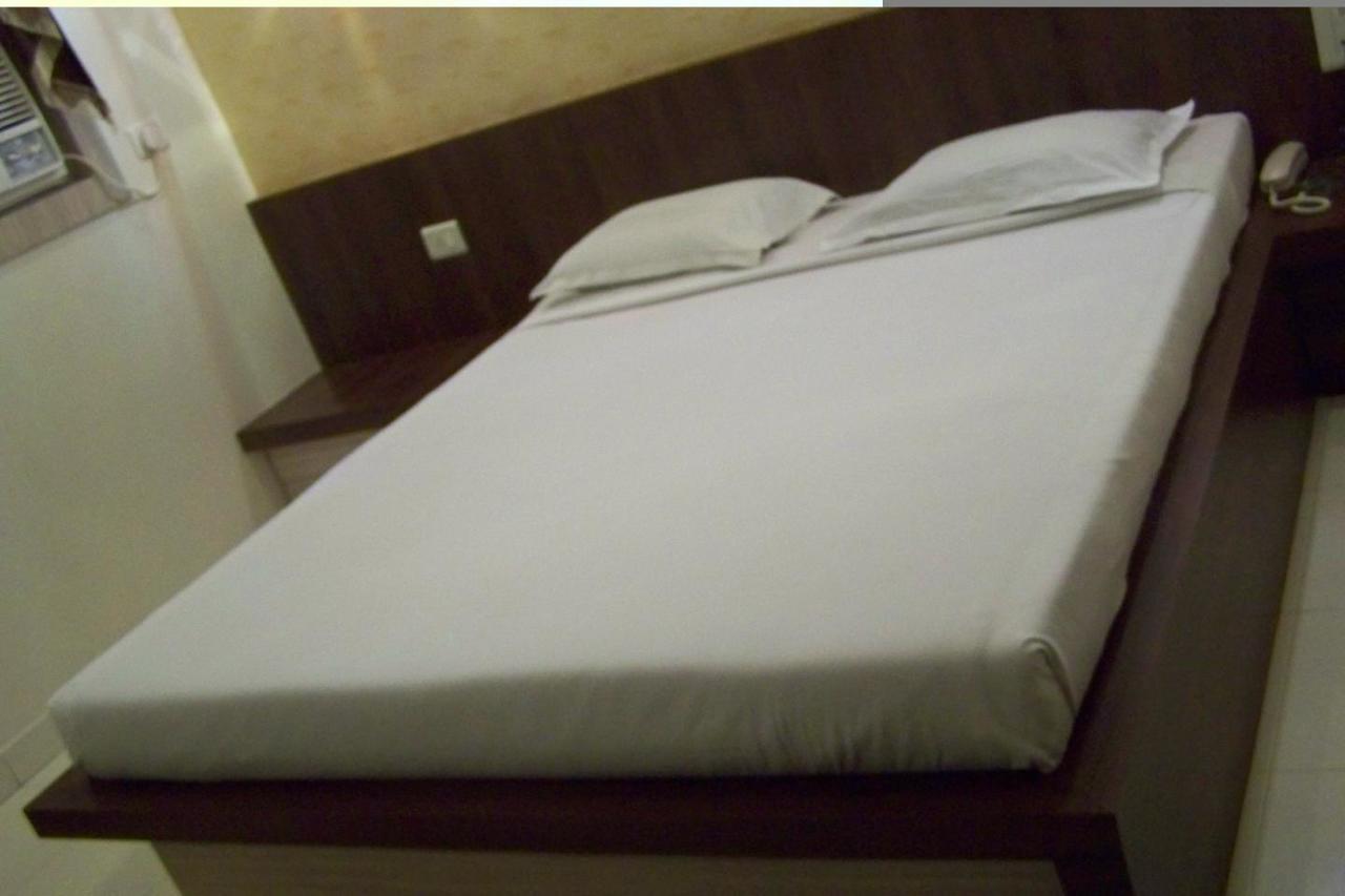 Embassy Hotel Surat Dış mekan fotoğraf