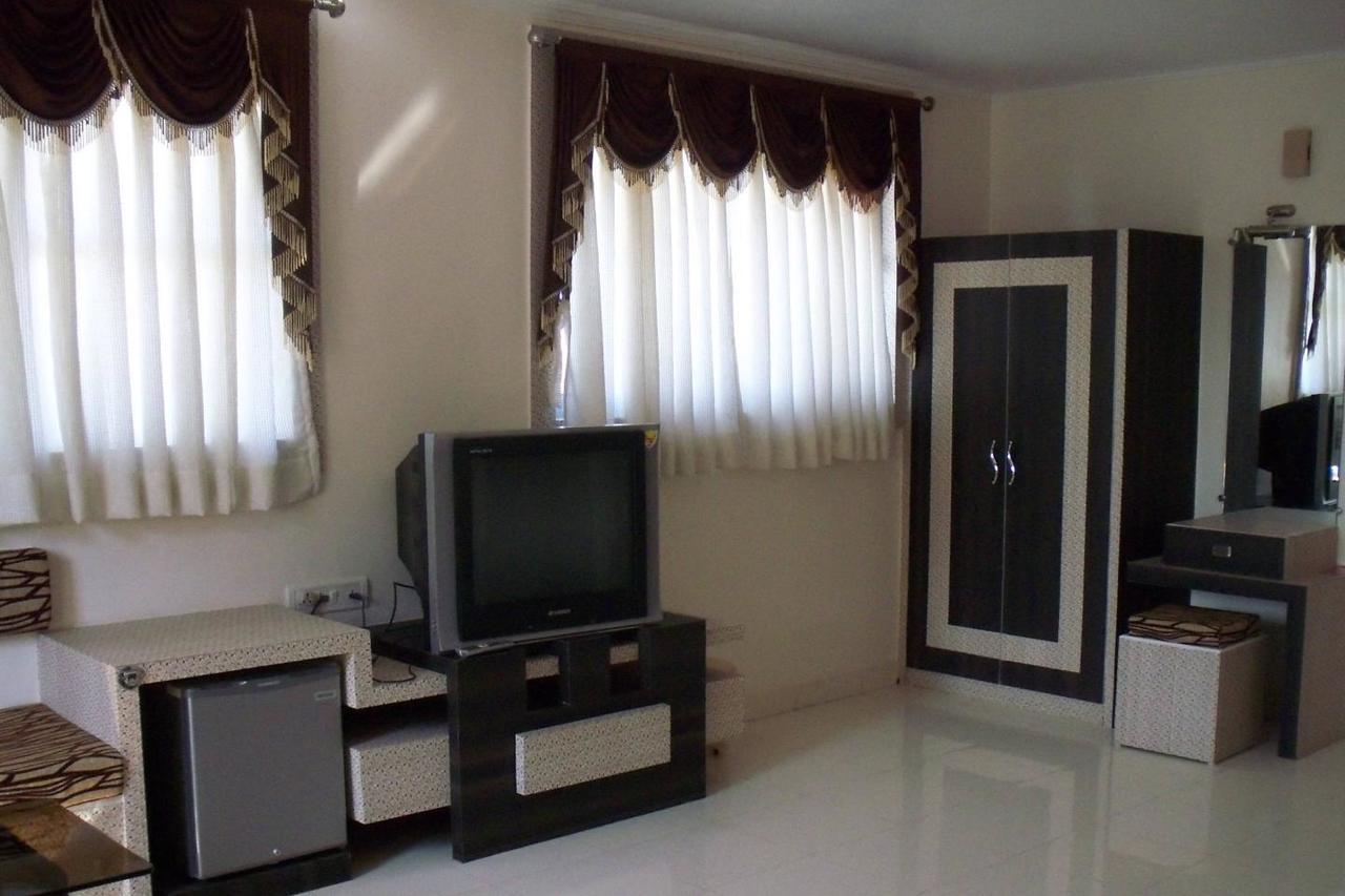 Embassy Hotel Surat Dış mekan fotoğraf