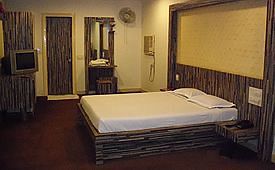 Embassy Hotel Surat Dış mekan fotoğraf